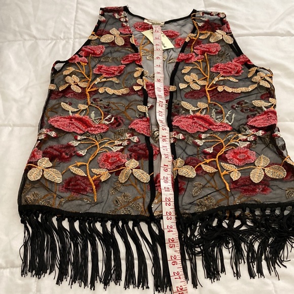 Ladies sheer floral vest - Picture 6 of 7